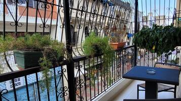 Deluxe tweepersoonskamer, uitzicht op de stad | Uitzicht op straat