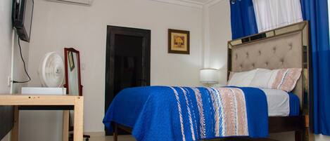 Economy enkelrum - utsikt mot poolen | 1 sovrum, skrivbord, strykjärn/strykbräda och gratis wi-fi