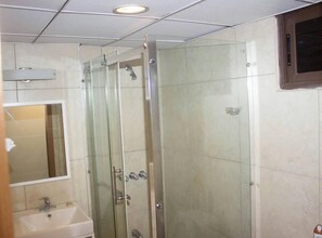 Shower, jetted tub, free toiletries