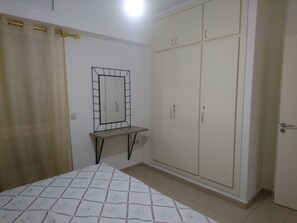 Apartamento | 3 dormitorios, decoración individual, mobiliario individual y escritorio