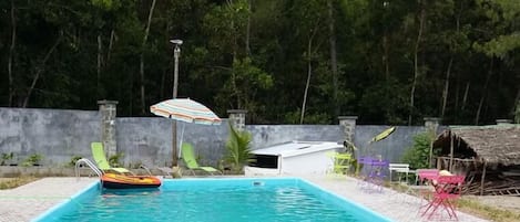 Una piscina al aire libre