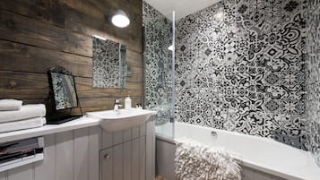 Chambre Double Luxe, 1 trĂšs grand lit | Salle de bain | Ensemble douche/baignoire, articles de toilette gratuits