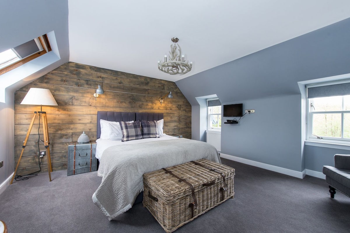 Luxury Double Room, 1 King Bed | Free rollaway beds, free WiFi, bed sheets