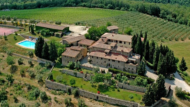 A large estate with multiple buildings, a swimming pool, and vineyards. - Quercia Al Poggio (Barberino Tavarnelle)