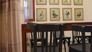 Standard-Haus, 2 Schlafzimmer, 2 Bäder, Blick auf den Innenhof | Wohnbereich