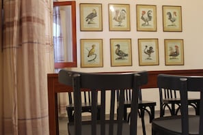 Casa standard, 2 quartos, 2 banheiros, vista para o pátio | Área de estar | TV LED