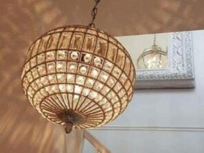 Ein kugelförmiger Kronleuchter mit Rasterstruktur, der von der Decke hängt.