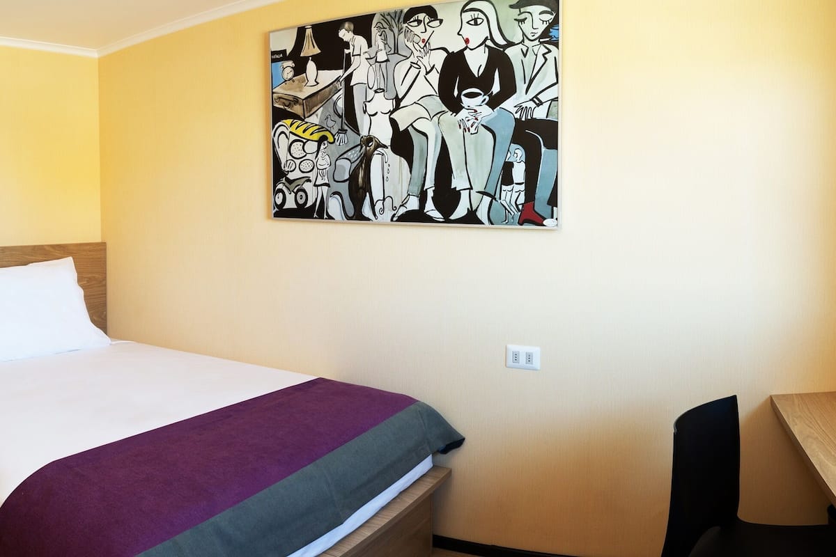 standard double room, 1 queen bed | desk, free wifi, bed sheets