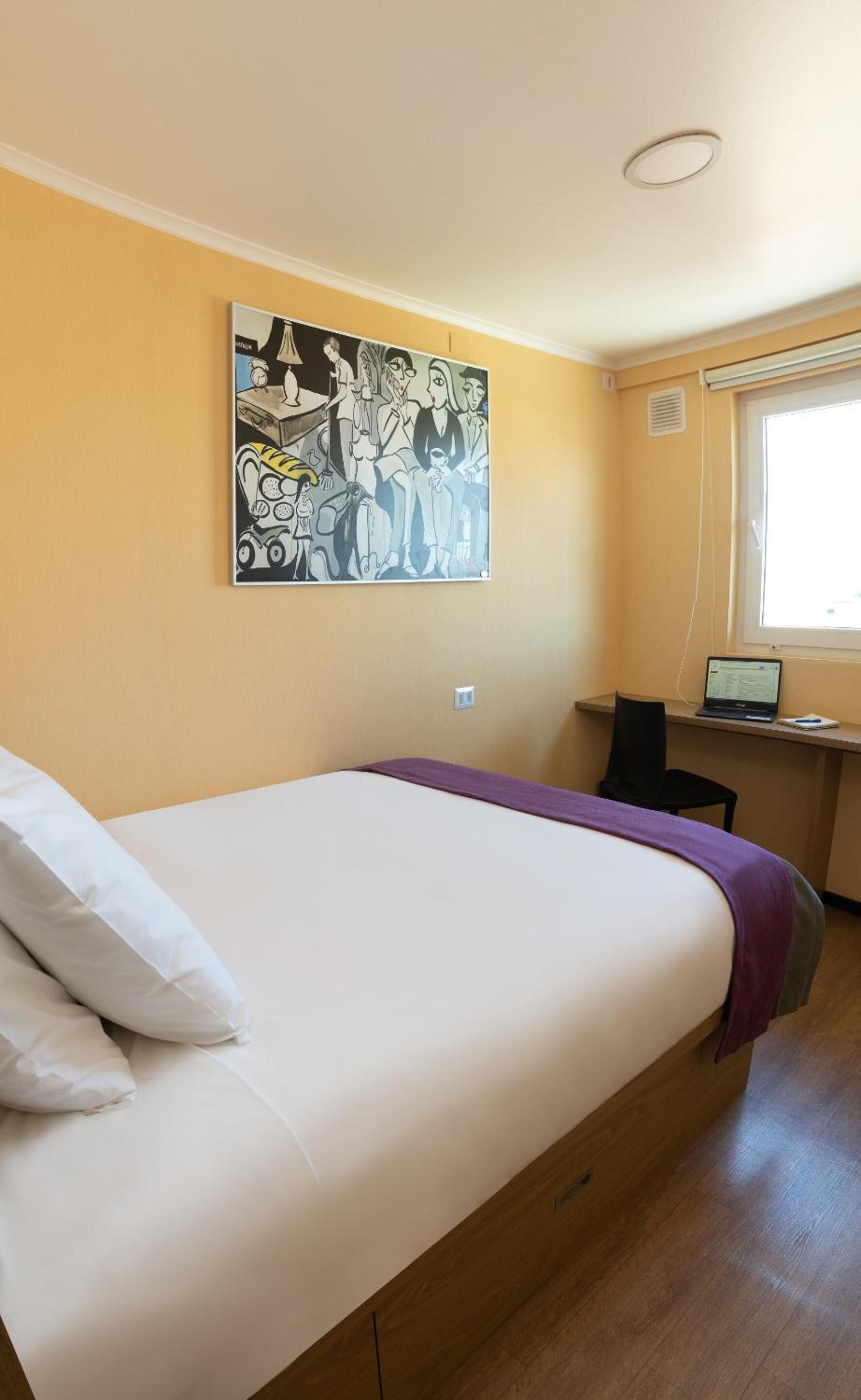 desk, free wifi, bed sheets