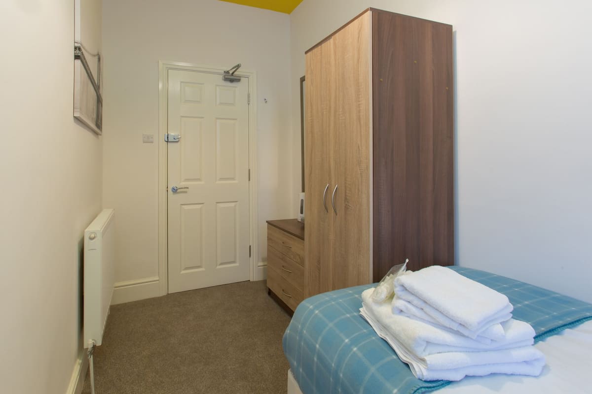 Chambre Simple, salle de bains commune