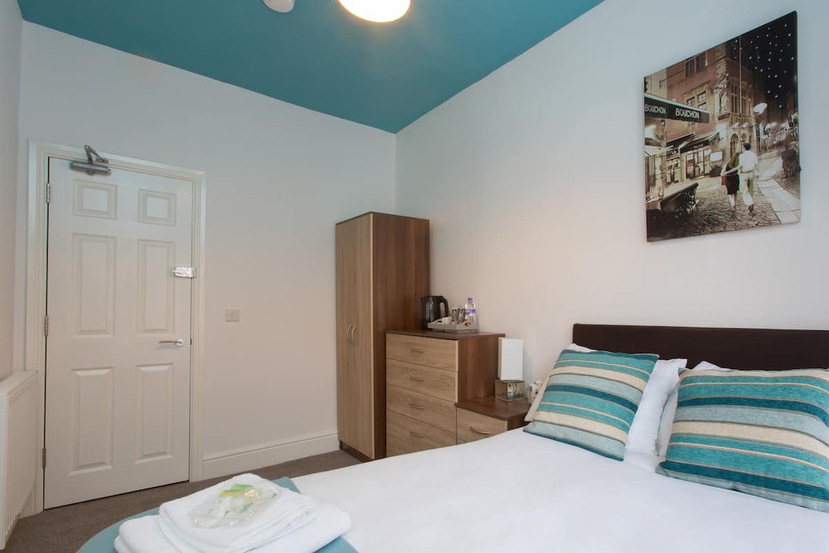 Double Room, Shared Bathroom (Room 2)
