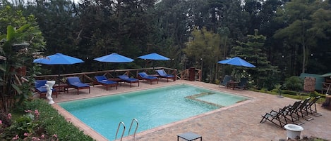 สระว่ายน้ำกลางแจ้ง, ร่มริมสระว่ายน้ำ, เก้าอี้อาบแดดริมสระ