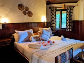 Executive Suite | In-room safe, bed sheets