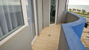 Parveke, josta avautuu näkymä merelle, ja kaareva, sininen reunus.