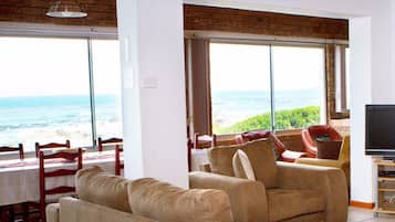 Rots 'n See Self-catering Villa | Living area | Flat-screen TV