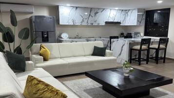 Habitación familiar | Área de sala de estar | Televisión de pantalla plana de 42 pulgadas con canales por cable
