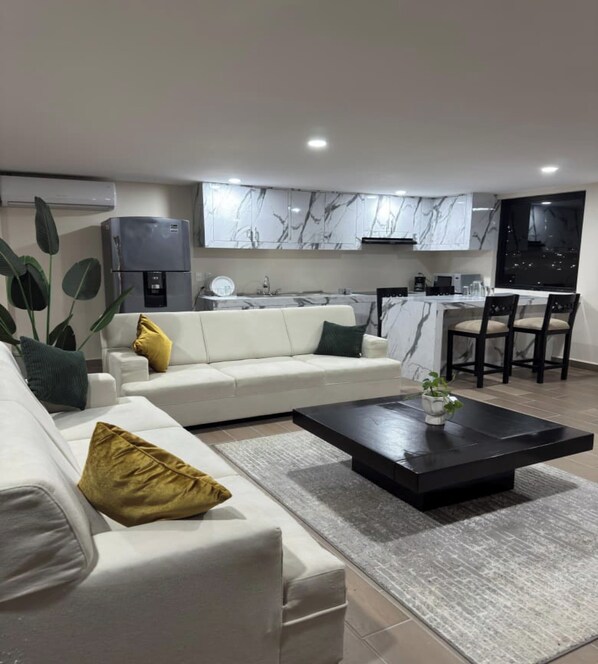 Family Room | Living area | 42-inch flat-screen TV with cable channels, TV - OYO Paris Fc Express (Poza Rica)