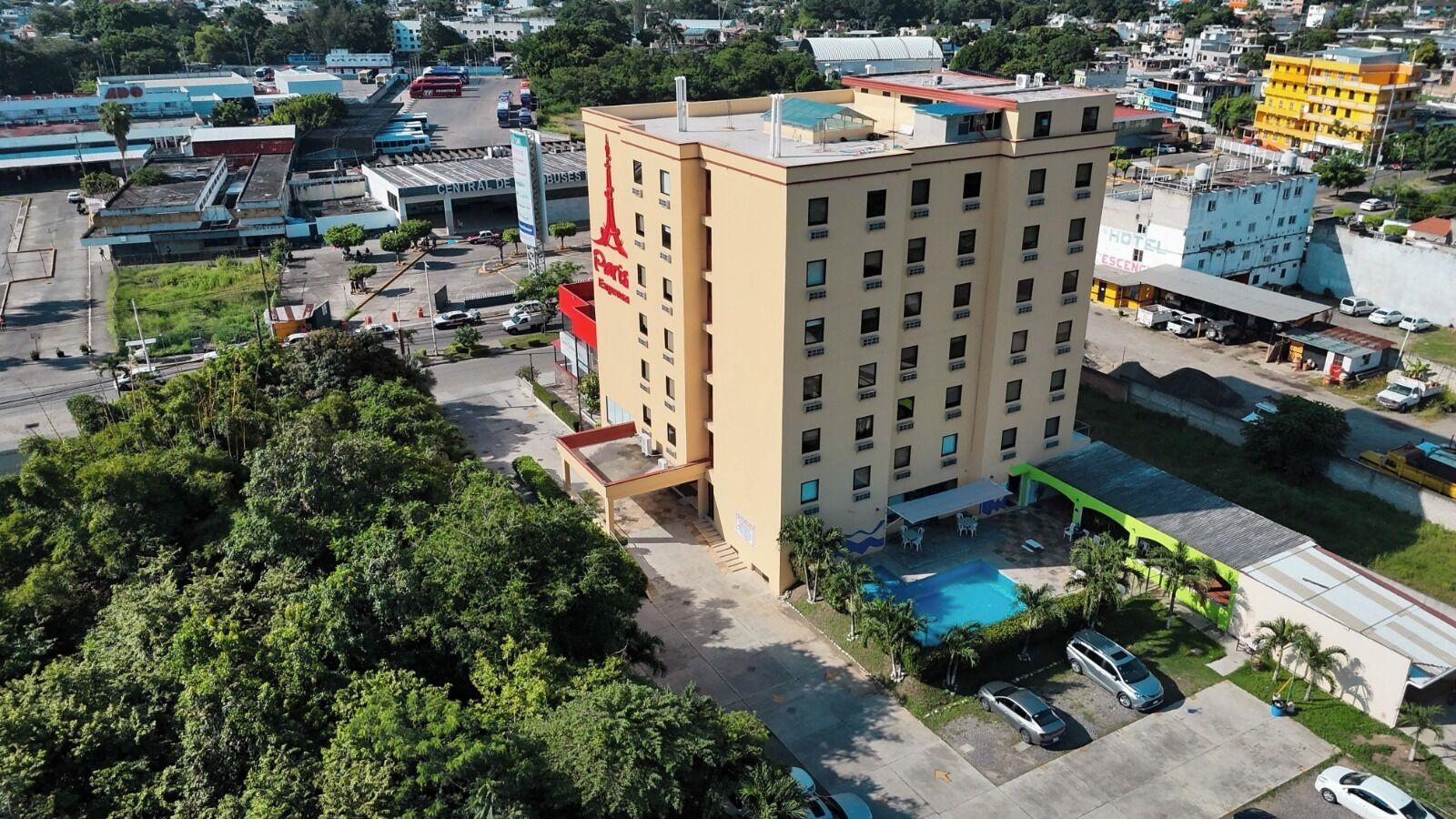 Vista frontal de la propiedad