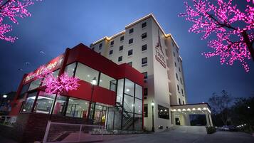 Vista frontal de la propiedad