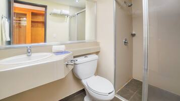 Habitación doble estándar (Standard) | Baño | Regadera, amenidades de baño gratuitas, toallas, jabón