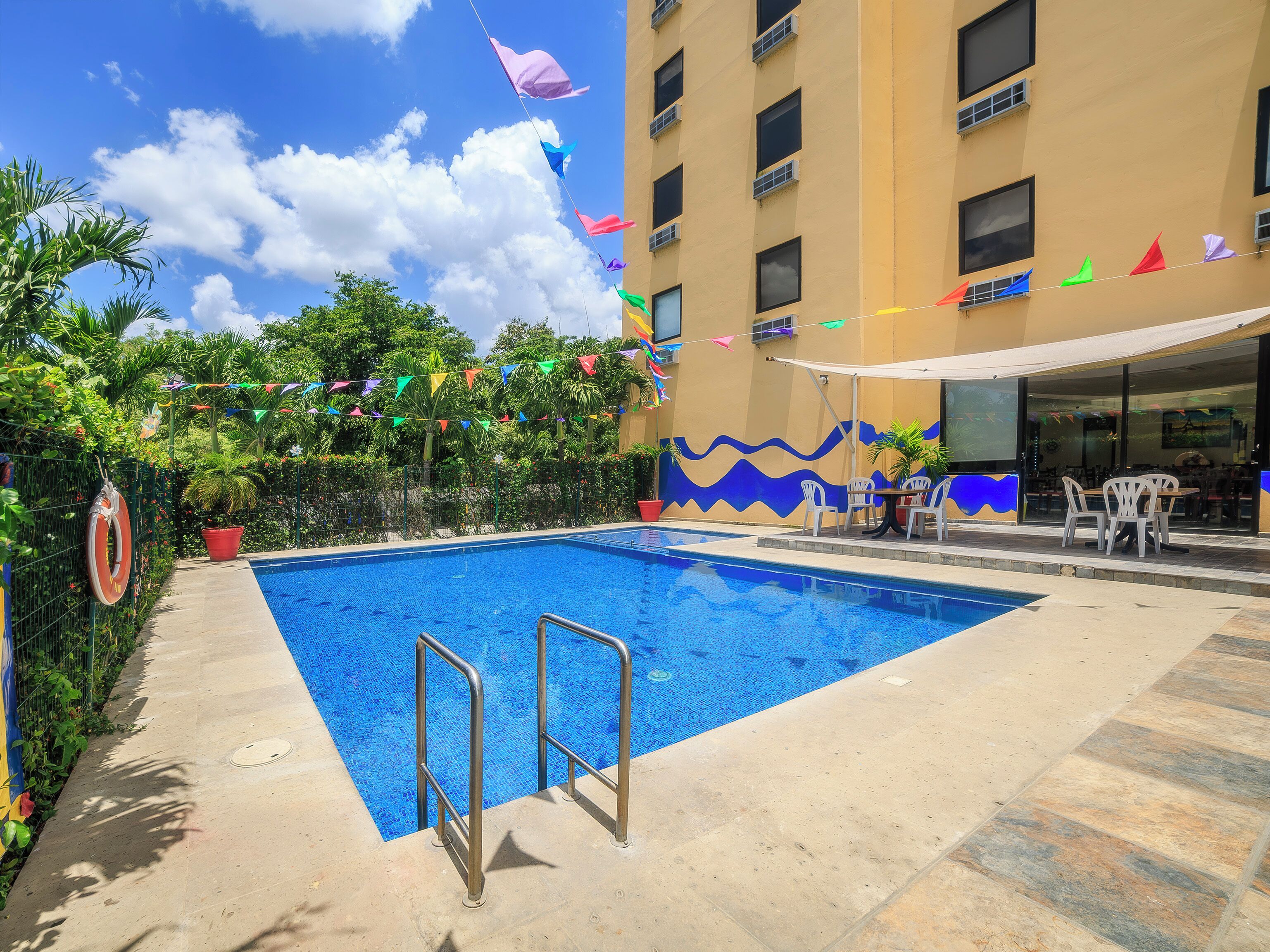 Una piscina al aire libre