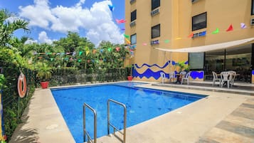 Una piscina al aire libre