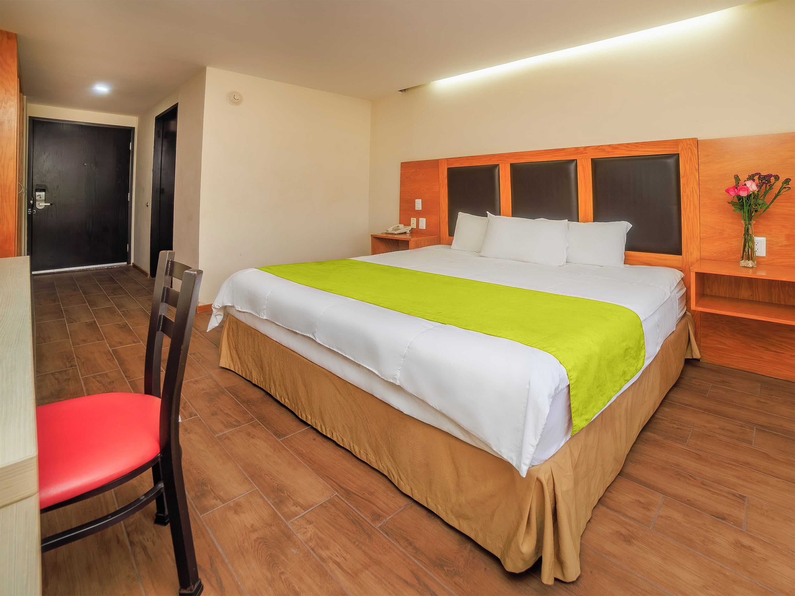 Habitación Confort doble (Accessible King Room) | Caja fuerte, escritorio, espacio para trabajar con un portátil
