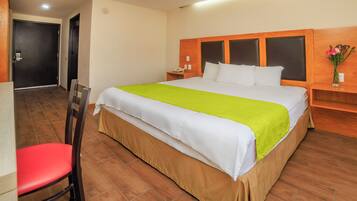 Habitación Confort doble (Accessible King Room) | Caja fuerte, escritorio, espacio para trabajar con un portátil