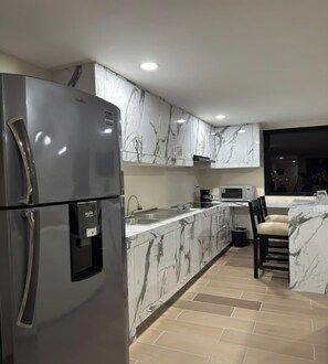 Family Room | Private kitchen - OYO Paris Fc Express (Poza Rica)