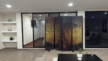 Quarto família | Área de estar | TV de tela plana 42 polegadas com canais a cabo, TV
