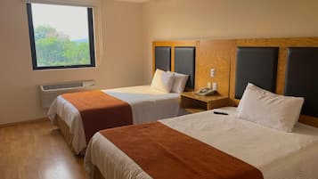 Quarto casal standard | Roupas de cama premium, edredons de pluma, cofres nos quartos