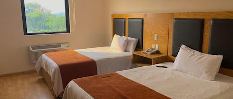 Standard-Doppelzimmer | Hochwertige Bettwaren, Daunenbettdecken, Zimmersafe, Schreibtisch