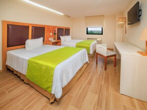 In-room safe, desk, laptop workspace, blackout curtains - OYO Paris Fc Express, Poza Rica de Hidalgo (Poza Rica)