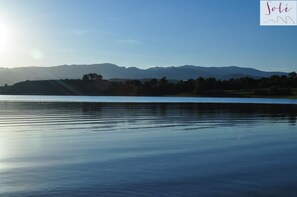 สระว่ายน้ำกลางแจ้ง, เก้าอี้อาบแดดริมสระ