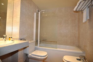 Bañera, bañera de hidromasaje, artículos de tocador gratuitos, bidet