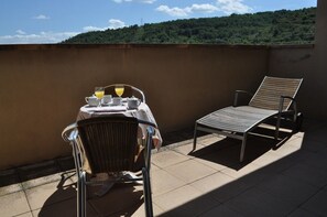 Appartement Duplex, terrasse, vue piscine | Terrasse/Patio