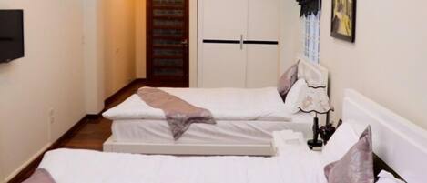 Quadruple Room | Desk, iron/ironing board, free WiFi, bed sheets