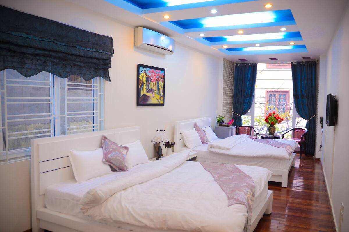 Quadruple Room | Desk, iron/ironing board, WiFi (free), bed sheets