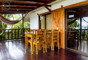Perhebungalow, 1 makuuhuone, parveke, merinäköala | Terassi/patio