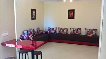 Apartemen, 2 kamar tidur (19) | Ruang keluarga | TV layar datar