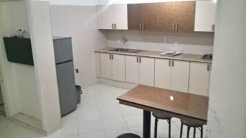 Apartemen, 2 kamar tidur (5) | Dapur pribadi | Lemari es dan peralatan masak/sendok-piring