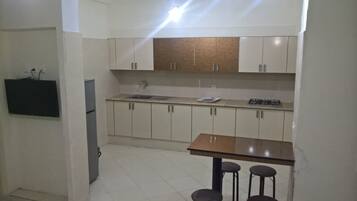 Fridge, cookware/dishes/utensils