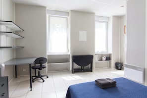 Basic-Studio, 1 Schlafzimmer | Individuell dekoriert, individuell eingerichtet, Schreibtisch