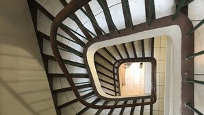 A spiral staircase with a central open viewing area. - Résidence Carpe Diem (Marseille)