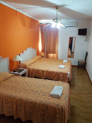 Triple Room | Free WiFi - Hostal Los Arcos (Vejer de la Frontera)