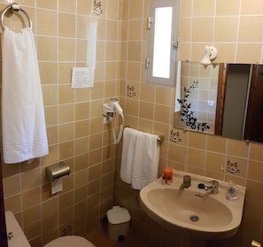 Zweibettzimmer | Badezimmer | Badewanne, kostenlose Toilettenartikel