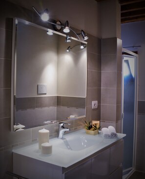 Casa | Banheiro | Chuveiro, produtos de toalete grátis, secador de cabelo, bidê