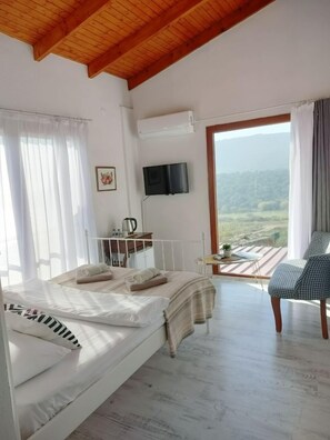 Premium bedding, blackout curtains, free WiFi, bed sheets - Delice Doğa Evi (Foça)