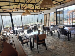 供应早餐、午餐和晚餐，地方菜