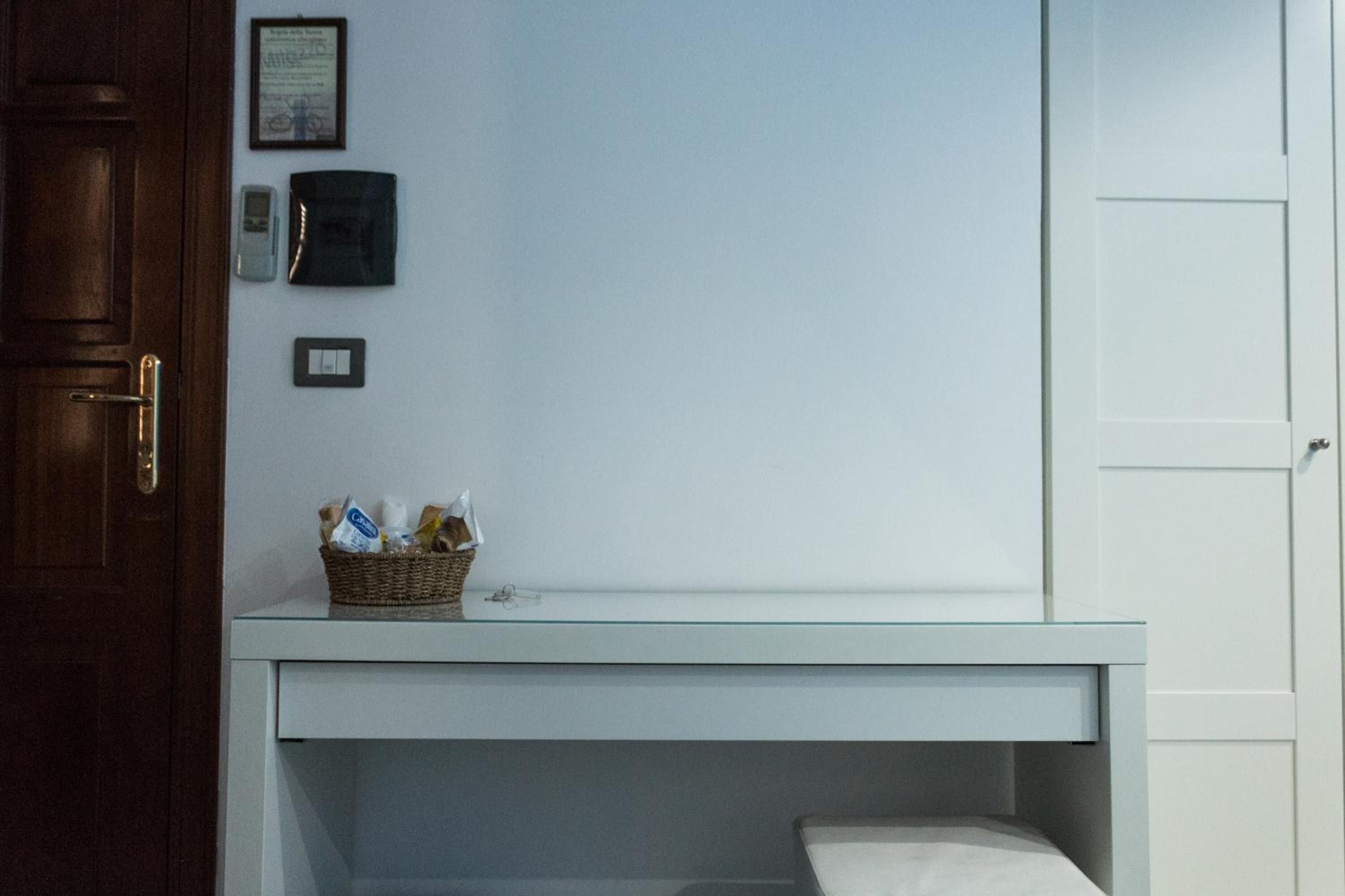 Schreibtisch, Zustellbetten, kostenloses WLAN, Bettwäsche